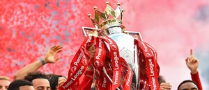Futbalisti Liverpoolu s trofejou pre víťaza Premier League.