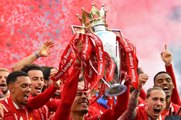 Futbalisti Liverpoolu s trofejou pre víťaza Premier League.
