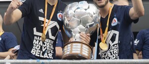 Marko Tolić a Kevin Wimmer s trofejou pre víťaza Niké ligy.