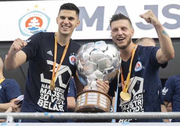 Marko Tolić a Kevin Wimmer s trofejou pre víťaza Niké ligy.