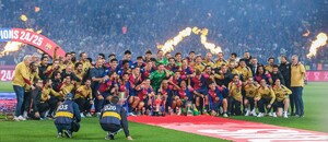 FC Barcelona oslavuje titul.