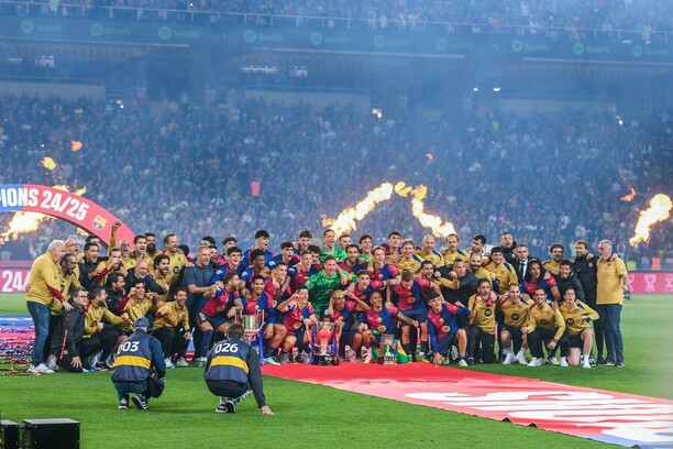 FC Barcelona oslavuje titul.