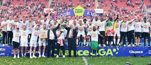 Futbalisti Slavie oslavujú majstrovský titul v sezóne 2024/2025.