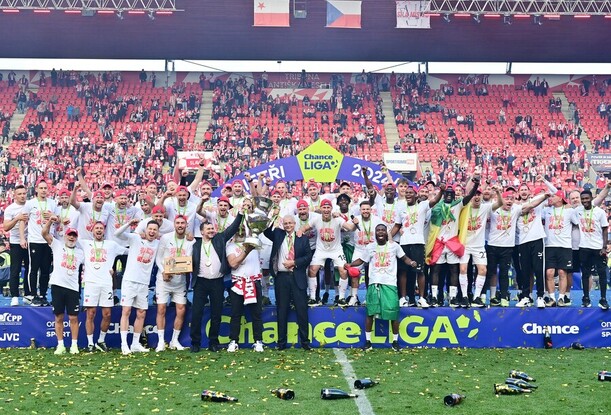 Futbalisti Slavie oslavujú majstrovský titul v sezóne 2024/2025.