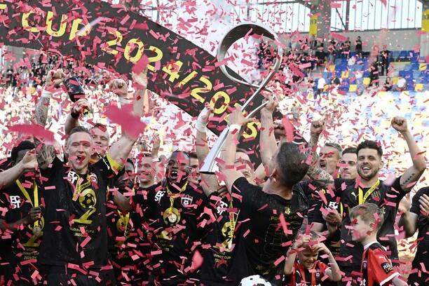 Radosť hráčov FC Spartak Trnava po zisku trofeje v Slovnaft Cupe 2024/25