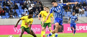 Gólová pätička Slovanistu Davida Strelca (druhý sprava) v zápase proti MŠK Žilina