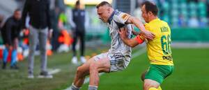V popredí zľava ľavý krídelník Slovana Nino Marcelli a žilinský stredný záložník Miroslav Káčer v súboji o loptu počas zápasu MŠK Žilina vs. ŠK Slovan Bratislava v 6. kole skupiny o titul v Niké lige 2025/2026