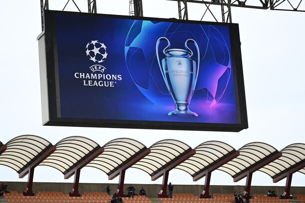 Logo a trofej UEFA Champions League zobrazená na veľkoplošnej obrazovke na štadióne San Siro v Miláne
