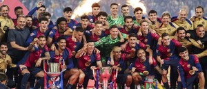 Tím FC Barcelona oslavuje majstrovský titul v La Lige 2024/2025 Tím FC Barcelona oslavuje majstrovský titul v La Lige 2024/2025