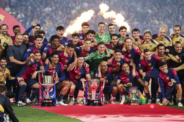 Tím FC Barcelona oslavuje majstrovský titul v La Lige 2024/2025