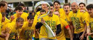Radosť hráčov a členov realizačného tímu MŠK Žilina zo zisku Slovnaft Cupu v sezóne 2025/2026