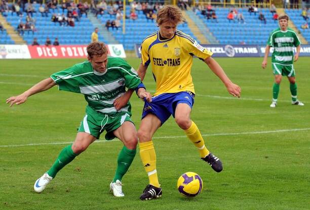 Corgoň liga 2008/2009, 33. kolo: MFK Košice vs. Tatran Prešov. Na snímke vľavo Michal Ščasný, vpravo Filip Serečin.
