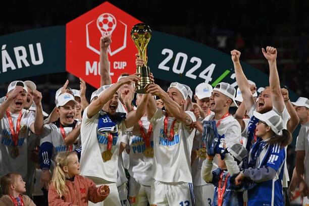 Futbalisti SK Sigma Olomouc oslavujú zisk trofeje v MOL Cup 2024/2025