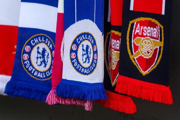 Chelsea vs. Arsenal, fanúšikovské predmety, šály