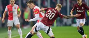 V súboji o loptu Slavista Lukáš Provod (v strede zľava) a Sparťan Jaroslav Zelený (číslo dresu 30)