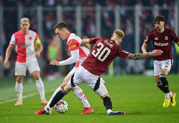 V súboji o loptu Slavista Lukáš Provod (v strede zľava) a Sparťan Jaroslav Zelený (číslo dresu 30)