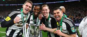Víťazi Ligového pohára 2024/2025 s Newcastlom United: zľava Sven Botman, Alexander Isak, Emil Krafth a Bruno Guimarăes.