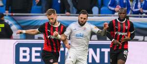 Miloš Kratochvíl (Trnava) a Tigran Barseghyan (Slovan) v súboji o loptu. Vzadu je Cedric Badolo (Trnava).