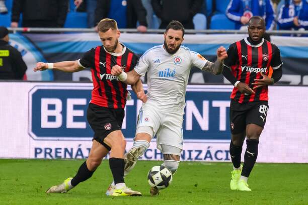 Miloš Kratochvíl (Trnava) a Tigran Barseghyan (Slovan) v súboji o loptu. Vzadu je Cedric Badolo (Trnava).