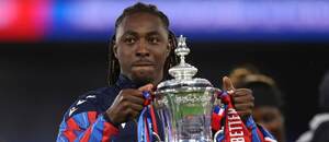 Eberechi Eze (Crystal Palace) s trofejou pre víťaza FA Cupu.