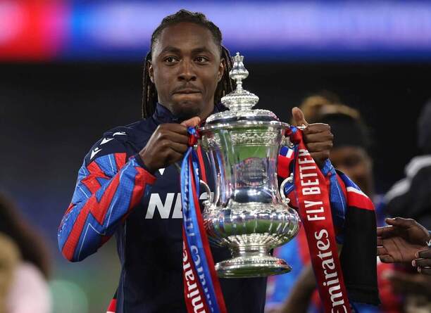 Eberechi Eze (Crystal Palace) s trofejou pre víťaza FA Cupu.