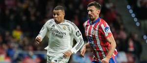 Kylian Mbappé (vľavo) počas derby Real Madrid vs. Atlético Madrid.