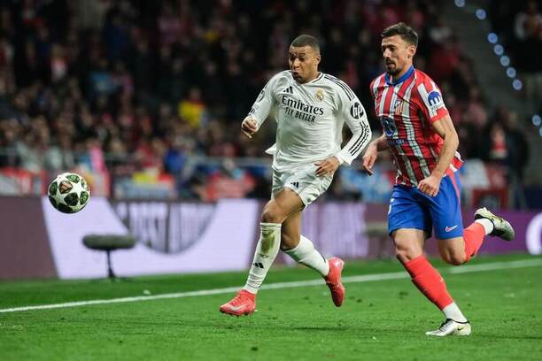 Kylian Mbappé (vľavo) počas derby Real Madrid vs. Atlético Madrid.