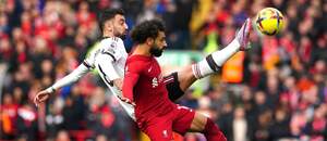 Záložník Manchesteru United Bruno Fernandes (vľavo) a útočník Liverpoolu FC Mohamed Salah v súboji o loptu