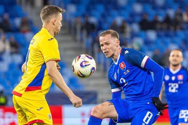 Ondrej Duda sleduje loptu v zápase s Rumunskom.