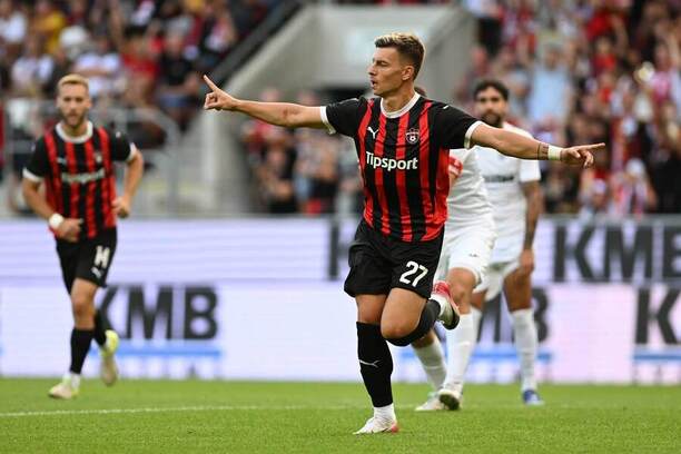 Michal Tomič (Trnava) oslavuje gól do siete FC Hibernians.