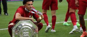 Curtis Jones s trofejou Community Shield