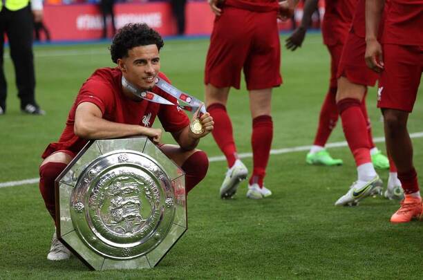 Curtis Jones s trofejou Community Shield