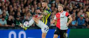 Obranca Fenerbahçe Milan Škriniar (vľavo) v súboji o loptu s útočníkom Feyenoordu Casperom Tengstedtom v úvodnom zápase Feyenoord Rotterdam vs. Fenerbahçe SK v 3. predkole Ligy majstrov UEFA 2025/2026 Obranca Fenerbahçe Milan Škriniar (vľavo) v súboji o loptu s útočníkom Feyenoordu Casperom Tengstedtom v úvodnom zápase Feyenoord Rotterdam vs. Fenerbahçe SK v 3. predkole Ligy majstrov UEFA 2025/2026