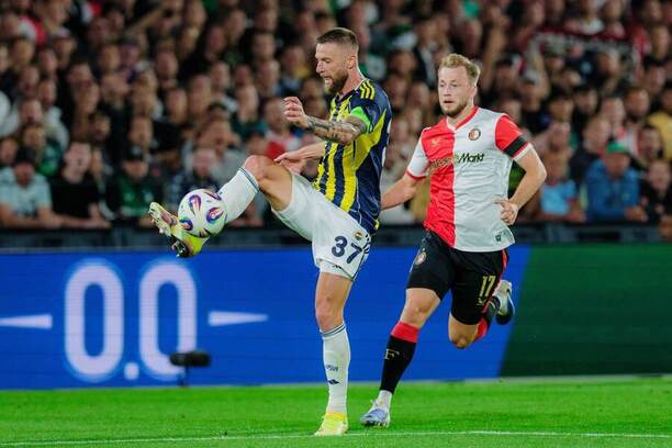 Obranca Fenerbahçe Milan Škriniar (vľavo) v súboji o loptu s útočníkom Feyenoordu Casperom Tengstedtom v úvodnom zápase Feyenoord Rotterdam vs. Fenerbahçe SK v 3. predkole Ligy majstrov UEFA 2025/2026