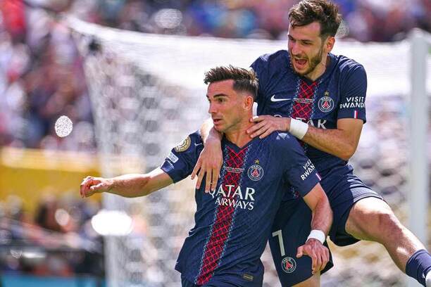 Fabian Ruiz a Khvicha Kvaratskhelia (PSG).