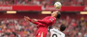 Stopér Liverpoolu Virgil van Dijk (vľavo) a útočník Bournemouthu Evanilson v zápase Liverpool FC vs. AFC Bournemouth v 5. kole Premier League 2024/2025 Stopér Liverpoolu Virgil van Dijk (vľavo) a útočník Bournemouthu Evanilson v zápase Liverpool FC vs. AFC Bournemouth v 5. kole Premier League 2024/2025