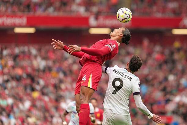Stopér Liverpoolu Virgil van Dijk (vľavo) a útočník Bournemouthu Evanilson v zápase Liverpool FC vs. AFC Bournemouth v 5. kole Premier League 2024/2025