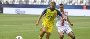 V žlto-modrom hráč FC Košice Matej Jakúbek. V žlto-modrom hráč FC Košice Matej Jakúbek.