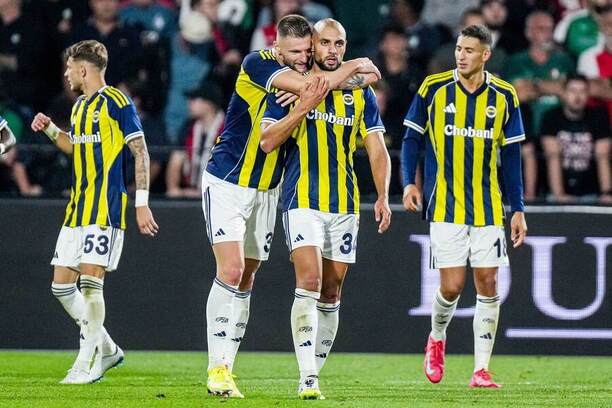 Radosť hráčov Fenerbahce po strelenom góle do siete Feyenoordu v 3. predkole Ligy majstrov UEFA 2025/2026. Budú mať podobný dôvod na radosť aj doma proti Benfice?