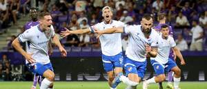 Erupcia radosti hráčov FC Baník Ostrava po vedúcom góle v odvete proti Austrii v 3. predkole KL: v popredí zľava Michal Kohút, Tomáš Rigo a úspešný strelec Erik Prekop