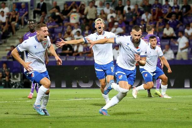Erupcia radosti hráčov FC Baník Ostrava po vedúcom góle v odvete proti Austrii v 3. predkole KL: v popredí zľava Michal Kohút, Tomáš Rigo a úspešný strelec Erik Prekop