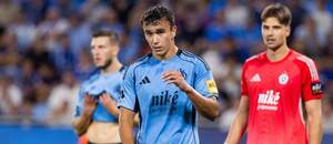 Zľava v pozadí Kevin Wimmer, v strede David Strelec a vpravo Dominik Takáč. V štvrtkovom domácom zápase Slovana proti Young Boys budú musieť zabrať viaceré belasé opory
