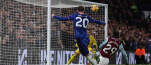 Aaron Wan-Bissaka (West Ham) si dáva vlastný gól po strele Cola Palmera (Chelsea).
