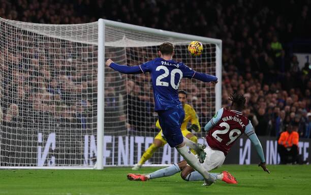Aaron Wan-Bissaka (West Ham) si dáva vlastný gól po strele Cola Palmera (Chelsea).