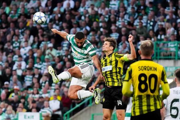 Obranca Celticu Cameron Carter Vickers (vľavo) v súboji s kapitánom Kairatu Aleksandrom Martynovichom v prvom zápase 4. predkola Ligy majstrov UEFA 2025/2026 medzi Celtic FC a Kairat Almaty