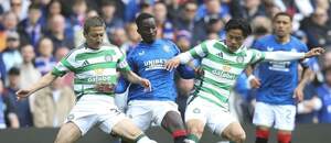 Mohammed Diomande (Rangers) v súboji o loptu s Diazenom Maedom a Reom Hatatem (Celtic).