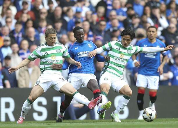 Mohammed Diomande (Rangers) v súboji o loptu s Diazenom Maedom a Reom Hatatem (Celtic).