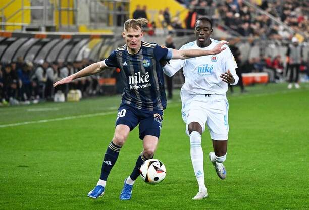 Vľavo kapitán FC Košice Ján Krivák vo štvrťfinále Slovnaft Cupu 2024/25 proti ŠK Slovan Bratislava.