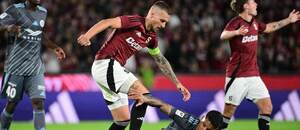 Kapitán Sparty Lukáš Haraslín a v šedom drese na zemi ležiaci João Grimaldo (Riga) v prvom zápase play-off zápase AC Sparta Praha vs. Riga FC v rámci kvalifikácie Konferenčnej ligy 2025/2026