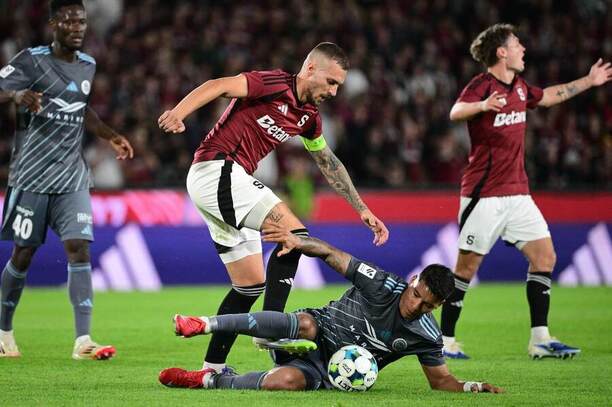 Kapitán Sparty Lukáš Haraslín a v šedom drese na zemi ležiaci João Grimaldo (Riga) v prvom zápase play-off zápase AC Sparta Praha vs. Riga FC v rámci kvalifikácie Konferenčnej ligy 2025/2026